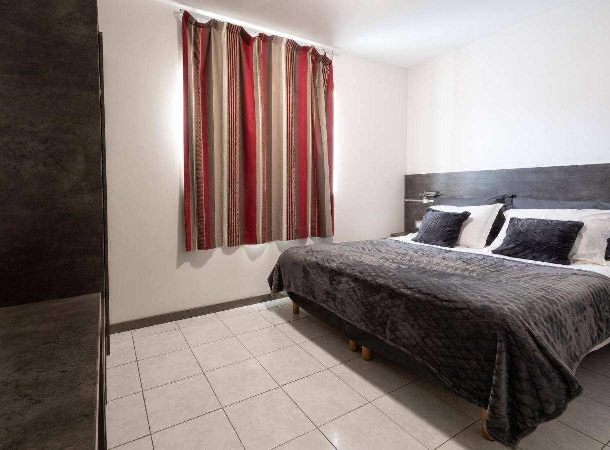 Hotel De La Gare Surgères Екстериор снимка